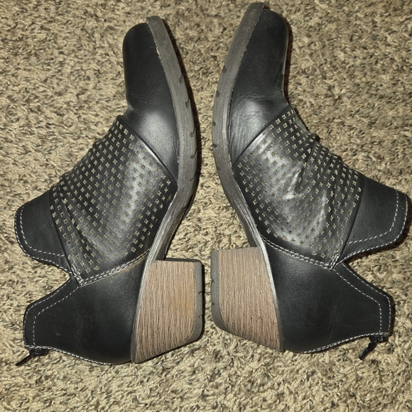 Earth Origins Black Ankle Booties with Textured Design - Picture 6 of 6